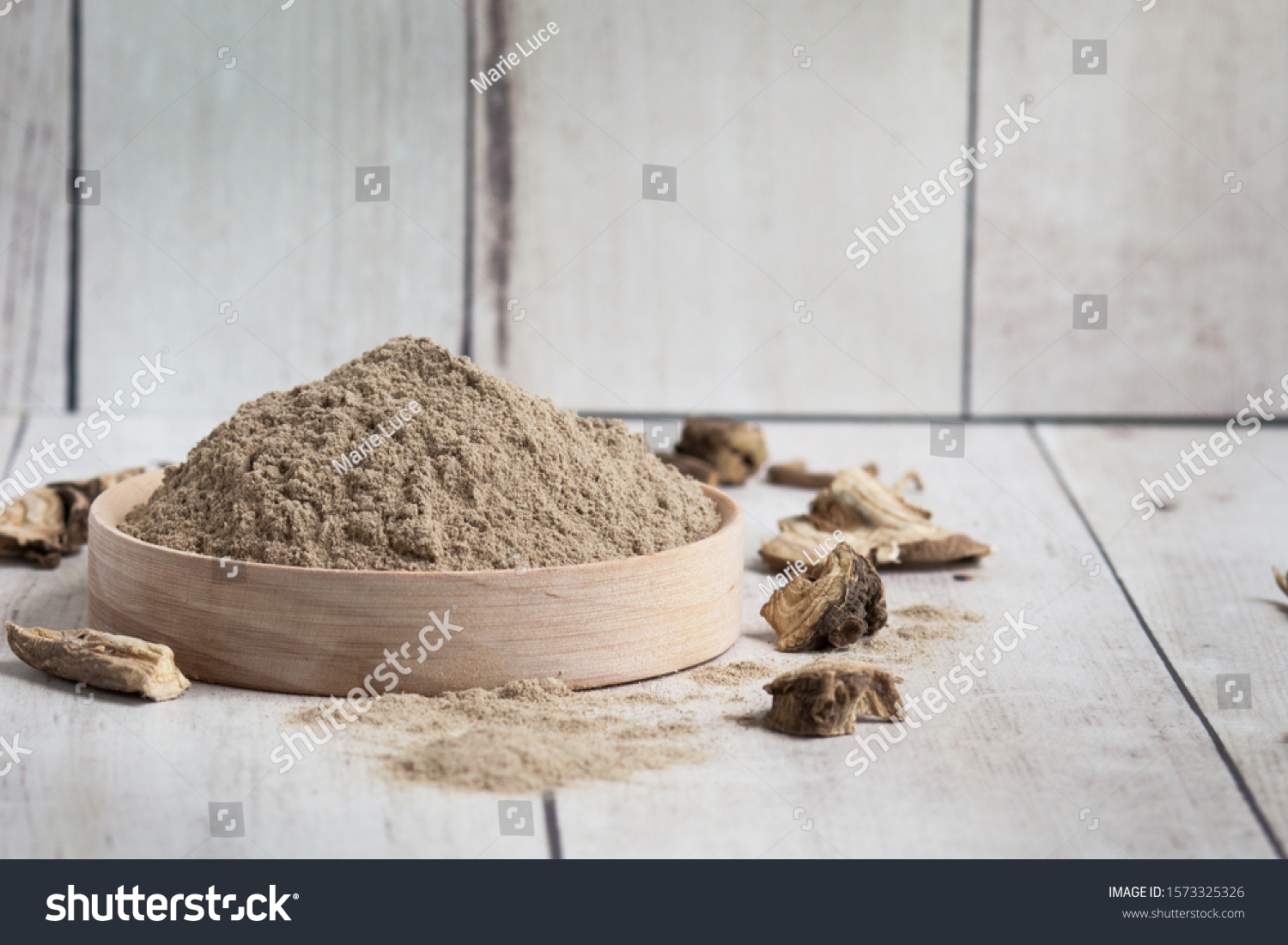 stockphotomarshmallowrootpowderwithmarshmallowrootsinwoodbowl